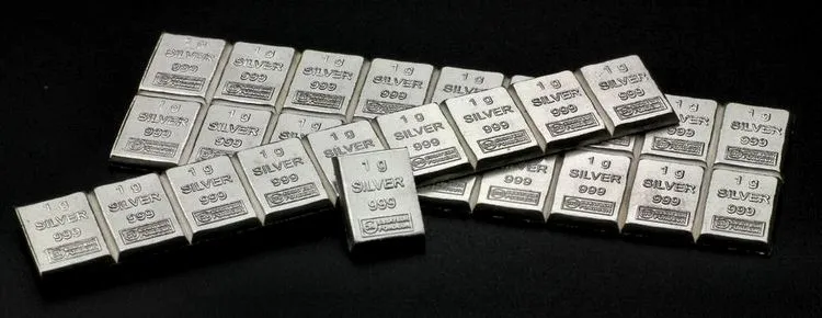 Silbertafel - Von Silbertafeln lassen sich einzelne 1g Silberbarren abtrennen Silbertafel - Von Silbertafeln lassen sich einzelne 1g Silberbarren abtrennen